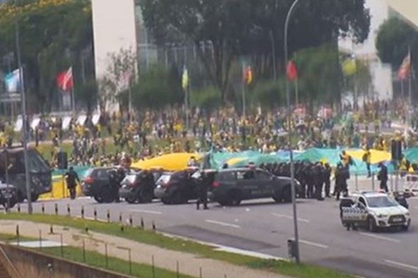 Imagem de câmera de segurança mostra manifestantes no Congresso Nacional - Metrópoles