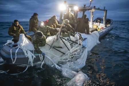 Marinha dos EUA resgatam restos do "balão espião" da China - Metrópoles