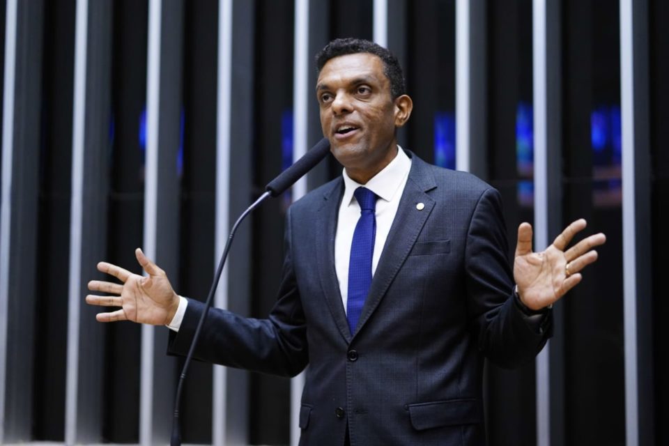 O deputado federal Otoni de Paula (MDB-RJ) discursa no plenário da Câmara dos Deputados, gesticulando - Metrópoles