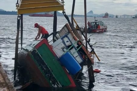 Imagem mostra barco que naufragou na Bahia de Guanabara, necessitando do resgate de seis pessoas - Metrópoles