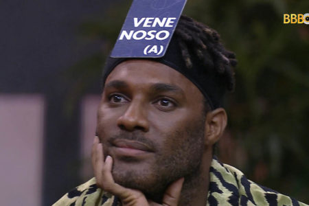 Fred Nicácio com placa de "venenoso" no Jogo da Discórdia do BBB23 - Metrópoles