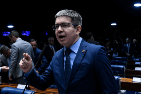 Imagem de Randolfe Rodrigues, líder do governo no Senado, discursando no Senado