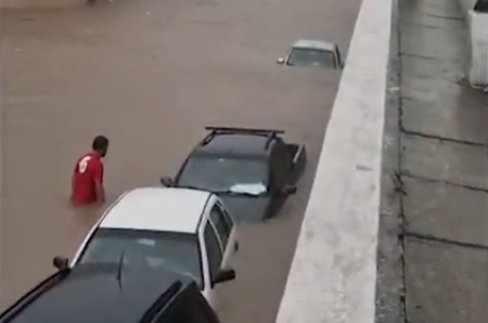 Rua de Osasco alagada pela chuva