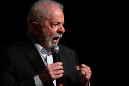 Lula fecha o punho com a boca aberta, mostrando força. lula discursa com microfone na mão. Presidente Eleito, Luiz Inácio Lula da Silva, visita pela primeira vez, centro do governo de Transição, no CCBB e conversa com políticos aliados. Foto: Rafaela Felicciano/Metrópoles