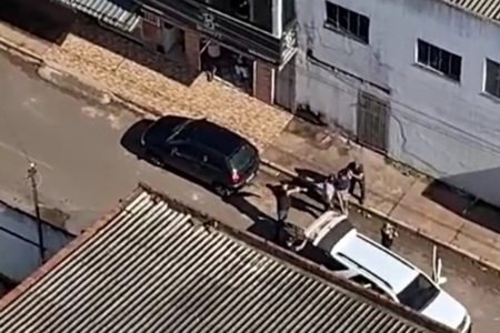 Vídeo: foragido se esconde em árvore, mas acaba preso em Planaltina