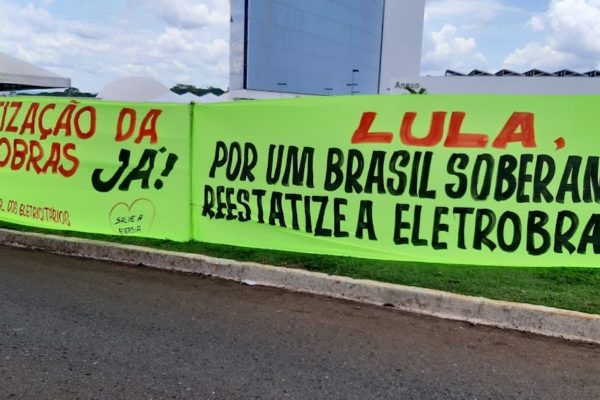 Faixas pela estatização da Eletrobras