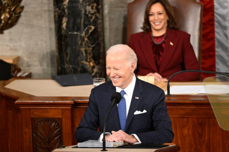 presidente dos eua joe biden discursa com kamala harris ao fundo - metrópoles