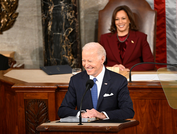 presidente dos eua joe biden discursa com kamala harris ao fundo - metrópoles