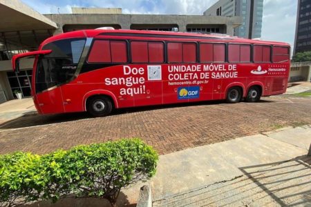 ônibus vermelho estacionado