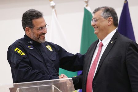 O agente da PRF, Fernando Oliveira, toma posse como novo Diretor-Geral da Polícia Rodoviária Federal, em cerimônia de apresentação da nova Diretoria da instituição. No detalhe, o ministro Flávio Dino o cumprimento, ambos sorrindo - Metrópoles