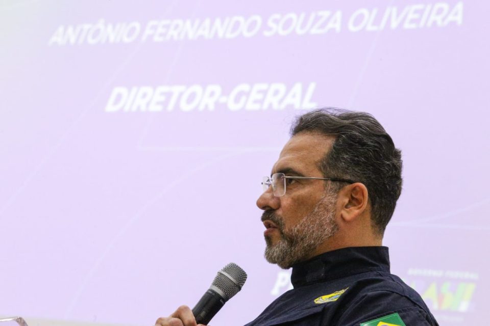 O agente da PRF, Fernando Oliveira, toma posse como novo Diretor-Geral da Polícia Rodoviária Federal, em cerimônia de apresentação da nova Diretoria da instituição. No detalhe, ele fala em microfone - Metrópoles