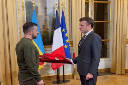 Presidente da França, Emmanuel Macron, e o presidente da Ucrânia, Zelensky