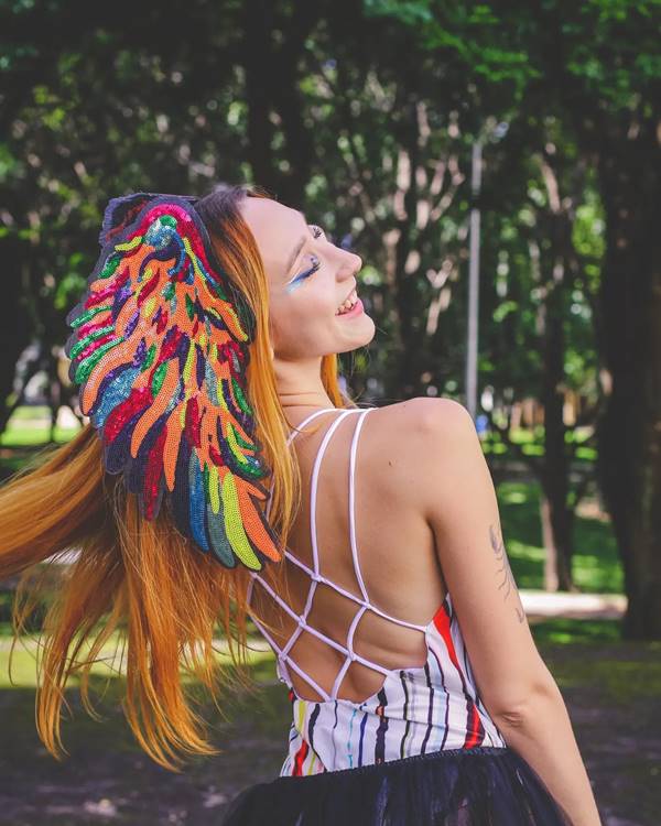 Modelo usa tiara com fitas coloridas - Metrópoles