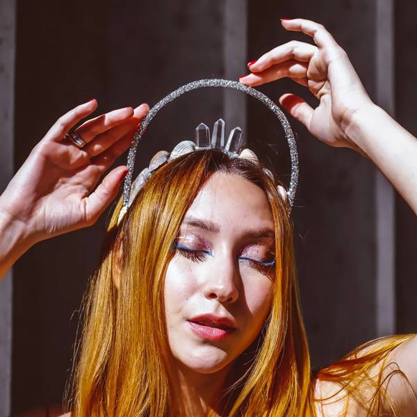 Modelo usa tiara com detalhes prateados - Metrópoles