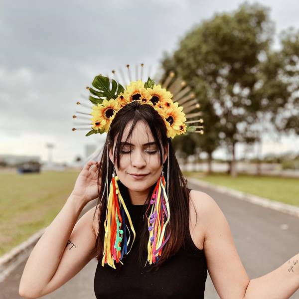 Modelo usa tiara com margaridas e blusa preta - Metrópoles