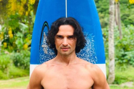 Jeff Machado em frente a uma prancha dde surf - Metrópoles