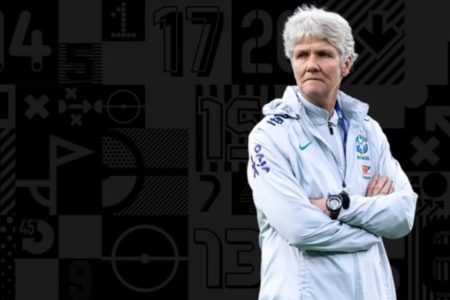 Pia Sundhage com o uniforme da Seleção Brasileira em fundo preto - Metrópoles