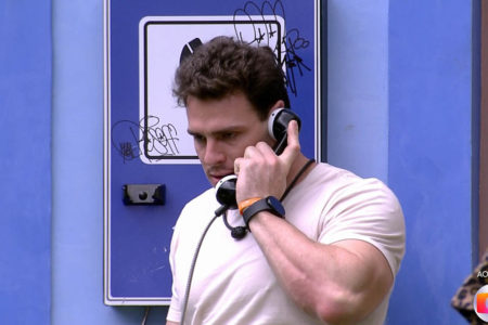 Gustavo atende o Big Fone no BBB23 - Metrópoles