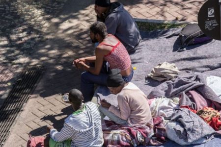 Foto colorida de pessoas em situação de rua - Metrópoles