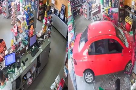 Carro invade loja de conveniência-metrópoles