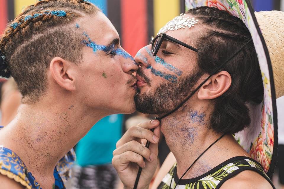 Casal se beijando no Carnaval - Metrópoles