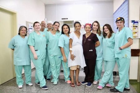 equipe médica com mulher grávida - metrópoles