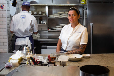 Chef Janaína Torres Rueda, no balcão do restaurante A Casa do Porco, em São Paulo