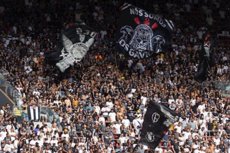 Foto colorida da torcida do Corinthians durante o jogo promovido pelo Metrópoles Sports contra a Portuguesa - Metrópoles