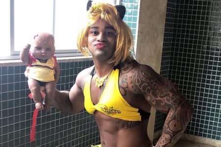 cezar black de peruca e top amarelo - metrópoles