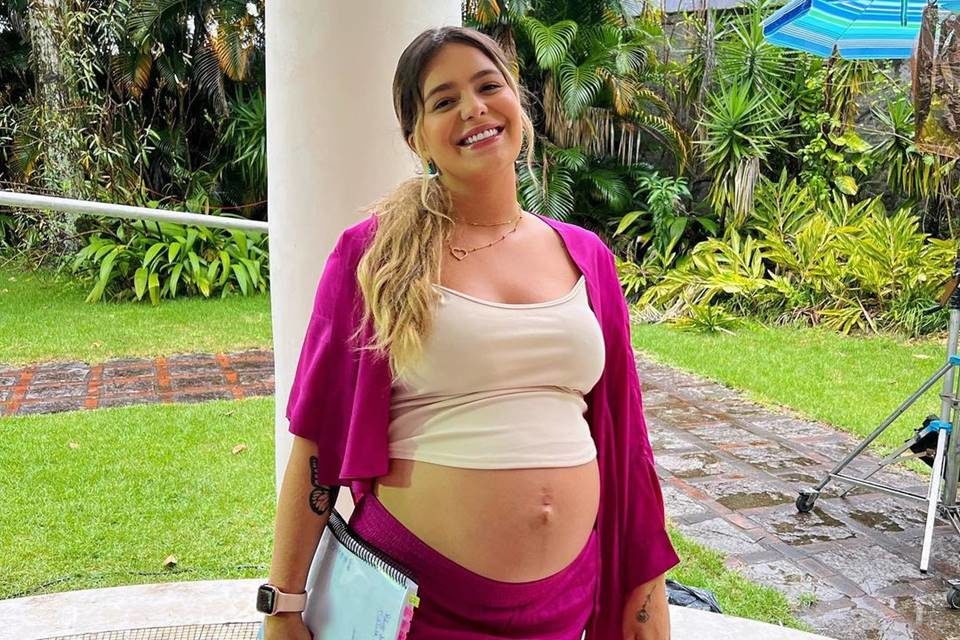 Foto colorida de Viih Tube grávida da primeira filha, com a barriga de fora - Metrópoles