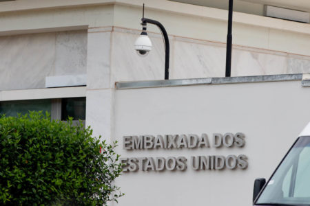 fachada de prédio branco com letreiro onde se lê "embaixada dos estados unidos"