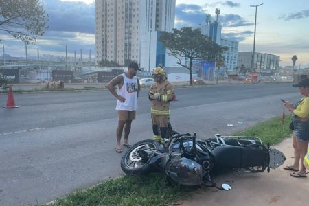 Moto caída no chão após acidente