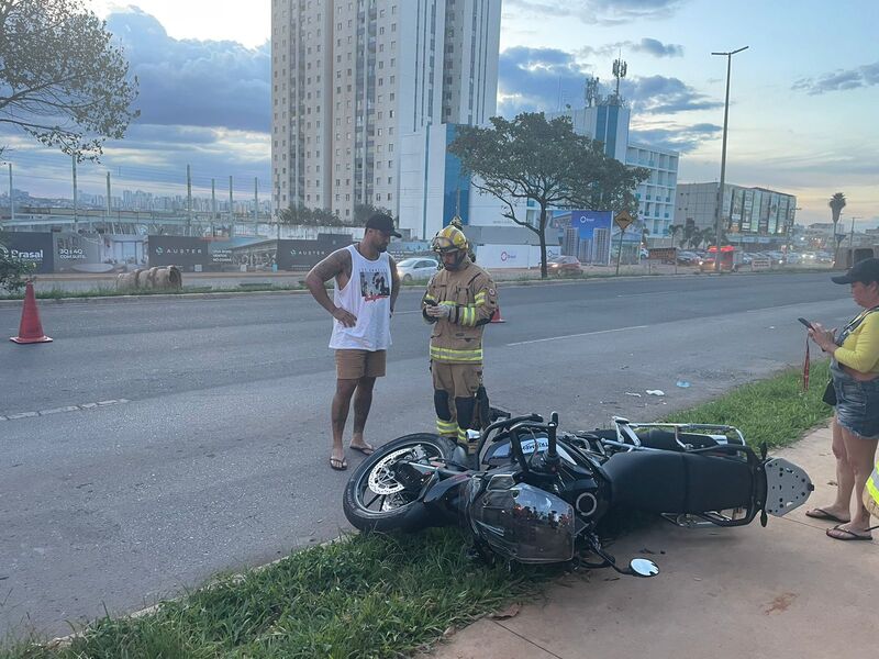 Moto caída no chão após acidente