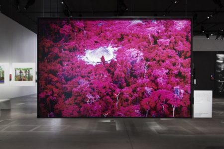 Foto colorida de instalação em exposição de arte Yanomami em Nova York