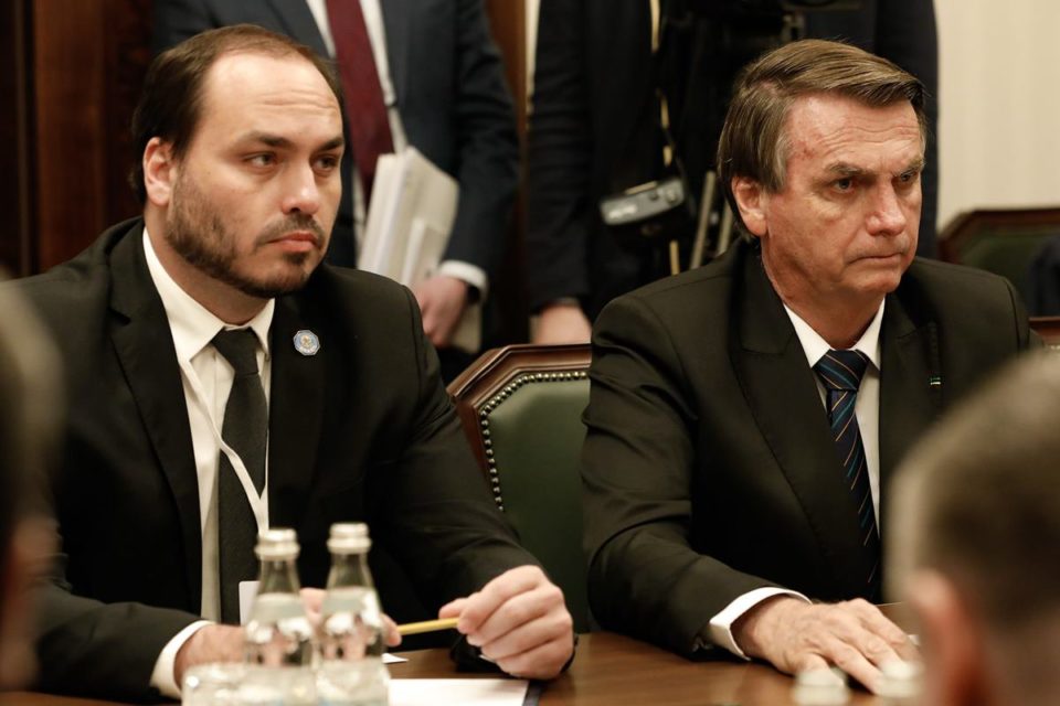 Carlos Bolsonaro Foto colorida de Carlos Bolsonaro e o pai, Jair Bolsonaro, ex-presidente do Brasil