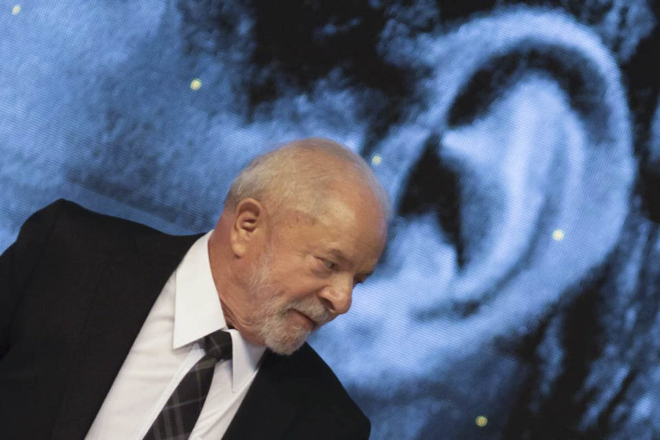 Presidente Lula chega ao palco do centro de convenções Ulisses Guimarães aniversario PT - metrópoles