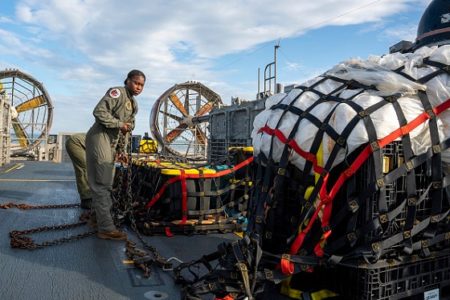 pedaços de balão chinês em barco dos EUA - Metrópoles