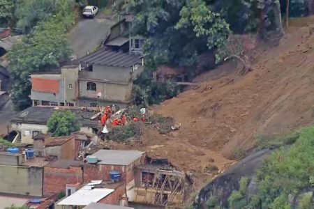 bombeiros fazem resgate após desabamento no RJ