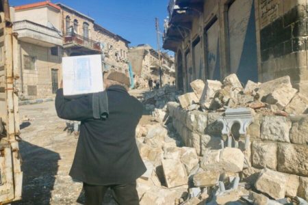 Um homem leva comida do PMA para casa em Idlib, noroeste da Síria, onde os terremotos complicam uma crise humanitária aguda / Metrópoles