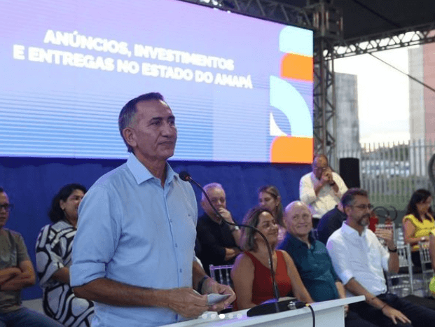 Waldez Góes, ministro de Lula da Integração e Desenvolvimento Regional. Ele discursa diante de púlpito em evento no Amapá - Metrópoles