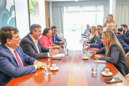 Governadores e Lira conversam sentados em mesa