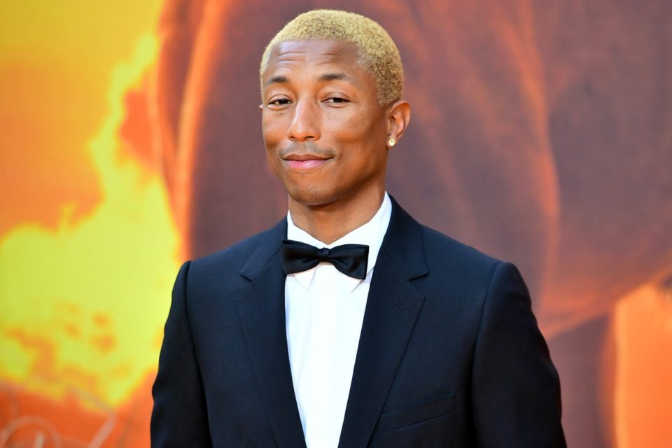 Pharrell Williams. Na imagem, ele está com o cabelo colorido e usando terno com gravata borboleta - Metrópoles