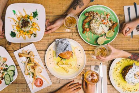 Na foto, uma mesa com várias comidas vistas de cima - Metrópoles