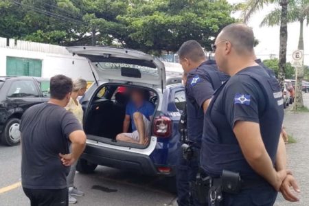 Jovem pula de carro de app em movimento para evitar estupro no litoral