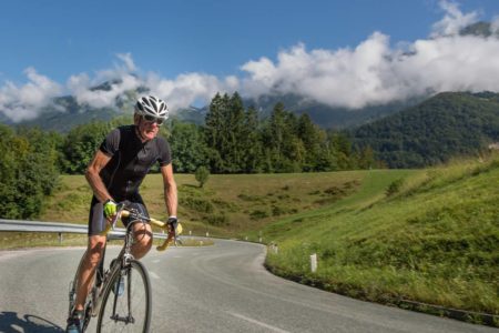 Imagem colorida de ciclista idoso - Metrópoles