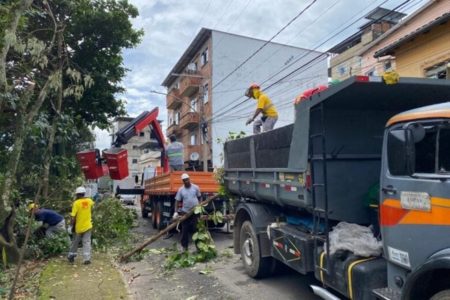 Veículo da Prefeitura de Juiz de Fora (MG) retirando os estragos de temporal - Metrópoles