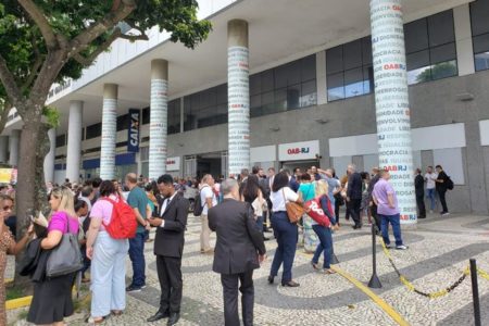 Pessoas em frente do prédio da OAB-RJ após ameça de bomba - Metrópoles