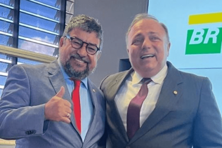 Imagem colorida mostra deputado Washington Quaquá (PT-RJ) ao lado de Eduardo Pazuello, ex-ministro da Saúde de Bolsonaro. Quaquá faz parte das instâncias superiores petistas. Ele é vice-presidente do partido - Metrópoles