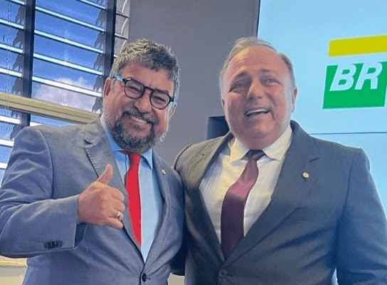 Imagem colorida mostra deputado Washington Quaquá (PT-RJ) ao lado de Eduardo Pazuello, ex-ministro da Saúde de Bolsonaro. Quaquá faz parte das instâncias superiores petistas. Ele é vice-presidente do partido - Metrópoles