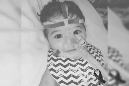 Foto colorida do menino Vinícius de Brito Samsel que aguardava por remédio mais caro do mundo - Metrópoles
